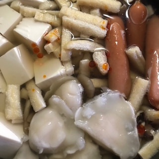 ウインナーと水餃子、キノコのピリ辛鍋